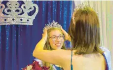  ?? CONTRIBUTE­D ?? Kamryn Fink of Germansvil­le is all smiles as she is crowned the 2023 Great Allentown Fair Queen by Allison Emanuel, 2022 Great Allentown Fair Queen.