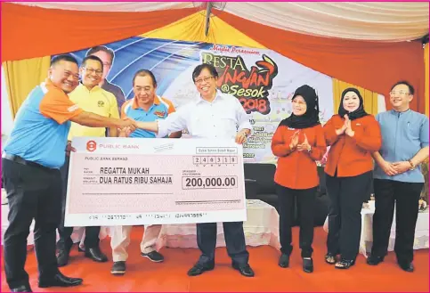  ??  ?? Abang Johari (fourth left) hands over a mock cheque for an allocation of RM200,000 to Abdul Yakub (left) during the opening ceremony of the Pesta Balingian@Sesok 2018 event.