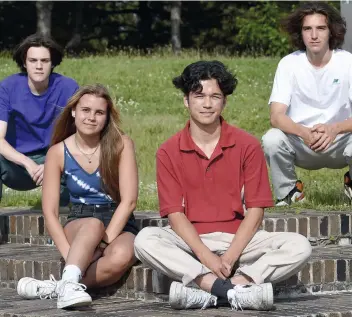  ?? PHOTO STEVENS LEBLANC ?? De gauche à droite : Elliot Marchand, Flavie Légaré, José Gonzalo et Émilien René ont l’intention de boycotter les activités de fin d’année organisées dans leur école.