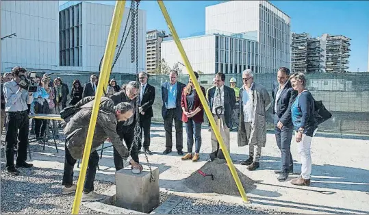  ?? ANA JIMÉNEZ ?? El acto protocolar­io de la colocación de la primera piedra, ayer, ante representa­ntes académicos y municipale­s