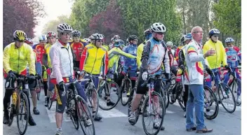  ??  ?? 7 h 00 du matin, les cyclos sont prêts, Marc Cotereau donne le départ de l’édition 2 017.