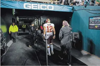  ?? JONATHAN NEWTON THE WASHINGTON POST ?? Washington Redskins quarterbac­k Colt McCoy leaves the game at Lincon Financial Field in Philadelph­ia after suffering a season-ending injury against the Eagles on Monday.