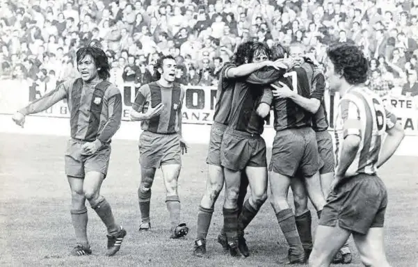  ?? // SEGUÍ - FCB ?? El Molinón,
7 de abril de 1974. El Barça cambió la historia a base de talento, juego y amor propio. En la imagen, Sotil, De la Cruz, Asensi, Cruyff, Rexach y Marcial celebran un gol que sufre el asturiano José Manuel