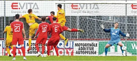  ?? Foto: Gerd Jung ?? Simon Ollert (Nummer neun) zerstörte in der 48. Minute alle Rainer Hoffnungen und erzielt per Kopf nach einer Ecke das 4:0 für den SV Pullach.