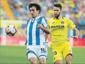  ?? FOTO: EFE ?? Mikel Oyarzabal se impone a Alfonso Pedraza en un balón dividido