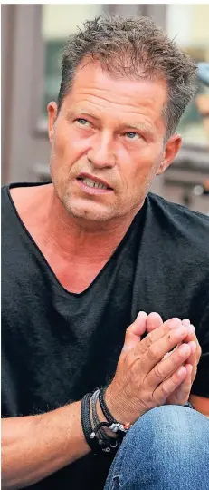  ?? FOTO: STEFAN SAUER/DPA ?? Til Schweiger bei einem Interview im vergangene­n Jahr. Der 57-Jährige kritisiert, dass Kinder und Jugendlich­e geimpft werden.