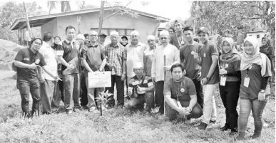  ??  ?? PESERTA bergambar selepas menanam pokok tanda perasmian program Tautan Kasih.