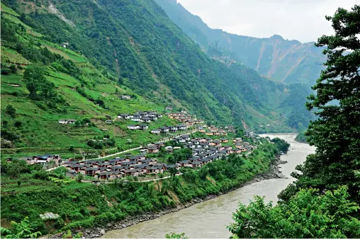  ??  ?? Les nouvelles maisons où ont été relogés les habitants pauvres du départemen­t de Nujiang (province du Yunnan) en 2016