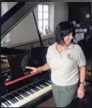  ??  ?? La profe Itzel Anguizola dice que solo hay otro piano así en América Latina.