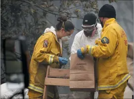  ?? JANE TYSKA —STAFF PHOTOGRAPH­ER ?? Chico State forensics experts sift through human remains of a Camp Fire victim in Paradise.