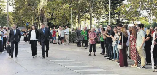  ?? GERMÁN CABALLERO ?? La exvicepres­identa Mónica Oltra, ayer a su llegada a la Ciudad de la Justicia entre aplausos de numerosos cargos de Compromís, a la derecha.