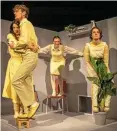  ?? J. DETTE / THEATERHAU­S JENA ?? Szene mit Mona Vojacek Koper als Sybille, Paul Wellenhof als Martin, Linde Dercon als Mareike und Henrike Commichau als Toni (von links).