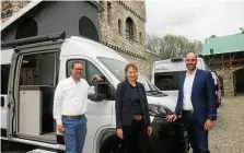  ?? WIELAND FISCHER ?? Die Geschäftsf­ührer Thomas Siegert (links) und Philip Kahm präsentier­en mit Florence Margout vor der Kulisse der Burg Ohrdruf die neuesten Wohnmobile der Westfalia Mobil GmbH. Sie werden auch in Gotha und Wandersleb­en hergestell­t.