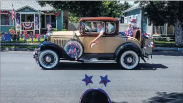  ?? TERRY PIERSON — STAFF PHOTOGRAPH­ER ?? Old cars, veterans, children, parents and other residents listen as hundreds of people along Bonita Avenue watch, cheer and enjoy La Verne’s “United We Stand” Fourth of July parade in La Verne on Saturday.