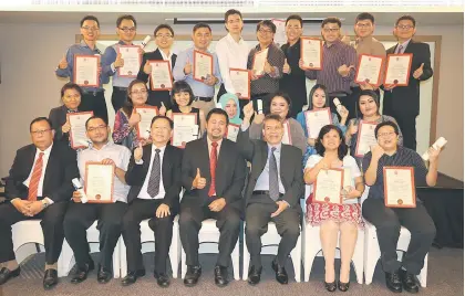  ??  ?? Ghazali (seated centre) flanked by Ho (left) and Maruan (right) with lecturers and graduates.