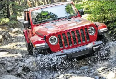  ??  ?? Ein bisschen Nass muss sein: Der neue Jeep Wrangler Rubicon schafft locker 76 Zentimeter Wattiefe.