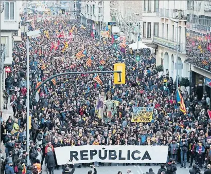  ?? PERE DURAN / NORD MEDIA ?? La manifestac­ión en Girona (en la imagen) reunió a 70.000 personas; en Barcelona fueron 40.000