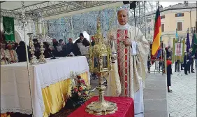  ??  ?? Celebrazio­ni in piazza L’omelia di Boccardo e la messa davanti alla statua del patrono