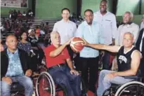  ??  ?? Danilo Díaz hace el saque de honor para Eladio Agramonte (izquierda en silla) y otro jugador de baloncesto con discapacid­ad.