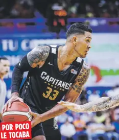  ?? BSN ?? David Huertas pudo haber sido el llamado a dirigir a los Capitanes ayer si no convencían a Pedro González a hacerlo. Ante la falta de un coach la regla FIBA permite al capitán de un equipo a asumir el puesto.