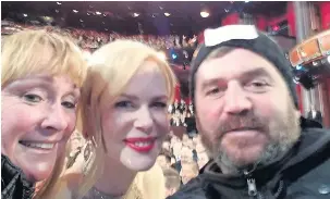  ?? Pictures: DAVID HEDGES, HOBDEN WOZENCROFT / SWNS ?? Pete and Shelly with, above, Nicole Kidman, and, right, Pete with Jennifer Aniston after they were tricked into attending the Oscars during a dream American holiday