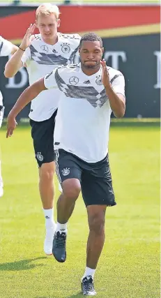  ?? FOTO: IMAGO ?? Jonathan Tah (vorne) und Julian Brandt schuften für einen Platz im endgültige­n WM-Kader. Gut möglich, dass heute beide Einsatzzei­t erhalten.