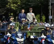  ?? (Photos MaxPPP) ?? Le Président Macron a parcouru les Champs-Elysées à bord du command car. Un petit “couac” de la Patrouille de France, dont un des Alphajet s’est trompé de couleur.