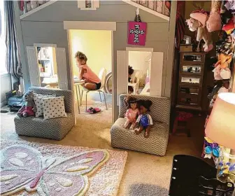  ?? Courtesy of Shavara Lyons ?? Kasyn Lyons, 5, a kindergart­ner at the Mandarin Immersion School, has her own desk set up in her room and follows a structured school schedule.