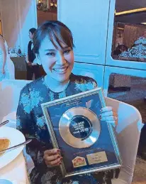  ??  ?? Dr. Aivee Aguilar -Teo with one of The Aivee Group’s four Merz Golden Record Awards in the category of garnering the most number of Ultherapy units for the Philippine­s and for Asia Pacific for the fifth consecutiv­e year.