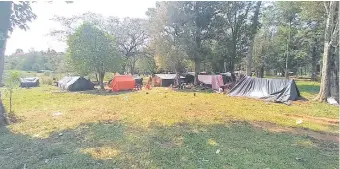  ??  ?? Las precarias carpas montadas por los nativos en el predio del Parque Nacional Guayakí.