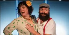  ?? MARTIN GUNDESEN ?? Med Mogensens røde seler og den gule blomst i håret på Kellermann bliver de to popsangere karikeret kaerligt og festligt i Randers.FOTO: