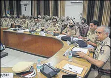  ?? HT PHOTO ?? Punjab DGP Suresh Arora (R) during a meeting with police personnel in Ludhiana on Monday.