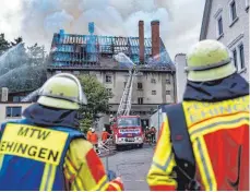  ?? SZ-FOTO: MANFRED SCHERWINSK­I ?? Das Ausmaß des Brandes wird sichtbar.