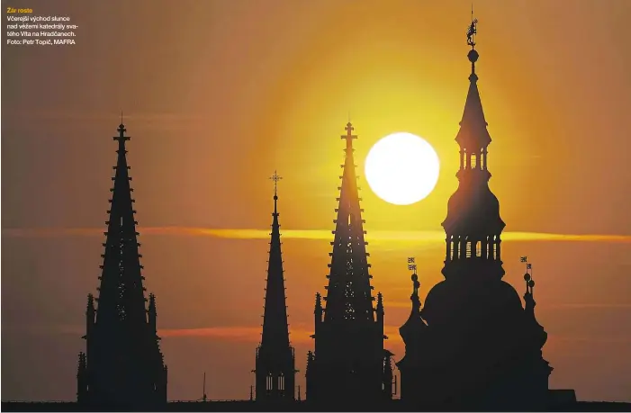  ??  ?? Včerejší východ slunce nad věžemi katedrály svatého Víta na Hradčanech. Foto: Petr Topič, MAFRA