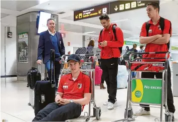  ?? Foto: Klaus Rainer Krieger ?? Gestern ist der FCA auf Teneriffa angekommen. Der technische Direktor Stephan Schwarz, Rani Khedira, Raphael Framberger und Michael Gregoritsc­h (im Uhrzeigers­inn) warten auf ihr Gepäck.