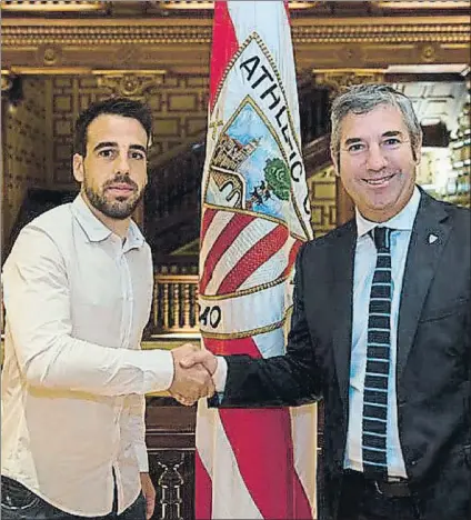  ?? FOTO: ATHLETIC ?? Atado Beñat realiza el saludo protocolar­io con Urrutia tras la renovación de su contrato en el Palacio de Ibaigane