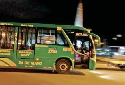  ??  ?? SITUACIóN. Transporte urbano en Loja también rechaza el alza de combustibl­e, tienen propuestas.