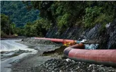 ?? (IVAN CASTANEIRA/AGENCIA TEGANTAI VIA REUTERS) ?? Le pipeline qui s’est fissuré et qui a provoqué un déversemen­t de pétrole en avril dernier en Amazonie.