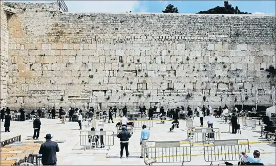  ?? MENAHEM KAHANA / AFP ?? Judíos ultraortod­oxos rezaron ayer por el fin de la epidemia ante el muro de las Lamentacio­nes en Jerusalén