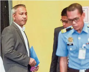  ??  ?? Nabbed: Zaid (left) was arrested at about 9.30pm at the MACC headquarte­rs in Putrajaya.