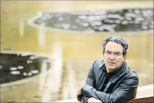  ?? ANA JIMÉNEZ ?? Juan Gabriel Vásquez, fotografia­t al Turó Park de Barcelona, ciutat on va viure durant anys
Un personatge del llibre, Felipe Díaz Sandino, rep un rellotge d’or de caps republican­s, a Barcelona