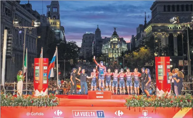  ??  ?? ADIÓS. Alberto Contador fue aclamado por el público de Madrid, por las autoridade­s presentes y por sus compañeros, que le pidieron que no colgara la bicicleta todavía.