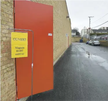  ?? PHOTO DIDIER DEBUSSCHÈR­E ?? La succursale du magasin Hart situé dans le centre commercial Place des Quatre-Bourgeois, à Québec, accueille déjà des clients par la porte arrière.