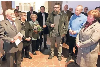  ?? RP-FOTO: CAROLA PUVOGEL ?? Schöne Geste von Hansjürgen Tacken (SPD, links): Er hatte Oppums und Linns Spielplatz­paten (rechts im Bild) zum Neujahrsem­pfang eingeladen. Für Stadtsiege­l-Trägerin Eva Staudacher gab’s Blumen.