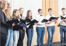  ?? FOTOS: MARK HILDEBRAND­T ?? Das Vokalensem­ble „Zungenschl­ag“der Musikschul­e Tettnang umrahmt das Festprogra­mm musikalisc­h.