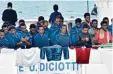  ?? Foto: Scardino, daf ?? Sitzen auf der „Diciotti“fest. Flüchtling­e im Hafen von Catania.