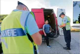  ?? (Photos Adeline Lebel) ?? Les gendarmes ont contrôlé plusieurs dizaines de véhicules, faisant ouvrir les coffres. Les eucalyptus sont saccagés par les délinquant­s.