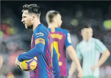  ?? XAVIER CERVERA ?? Lionel Messi se dispone a lanzar el penalti con el que logró el primer tanto del Barcelona