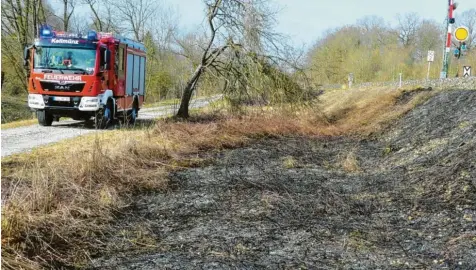  ?? Foto: Zita Schmid ?? Viermal hat es am Bahndamm bei Kellmünz gebrannt. Nun wurde ein Tatverdäch­tiger ermittelt.