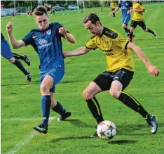  ?? Foto: Dirk Sing ?? Stehen beim Gastspiel in Aichach unter Zugzwang: Michael Beck (rechts) und die TSG Untermaxfe­ld.